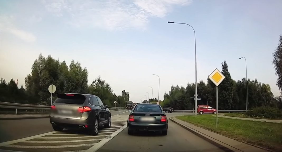 Olsztyńska policja publikuje nagrania pokazujące „chamskie” i szalone zachowania kierowców