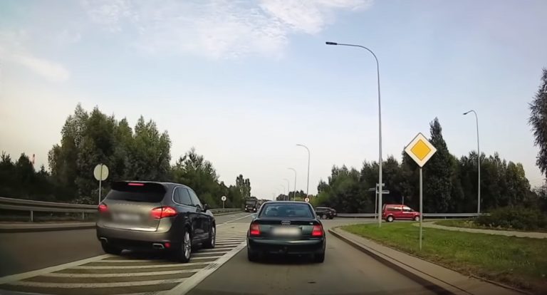 Olsztyńska policja publikuje nagrania pokazujące &bdquo;chamskie&rdquo; i szalone zachowania kierowc&oacute;w