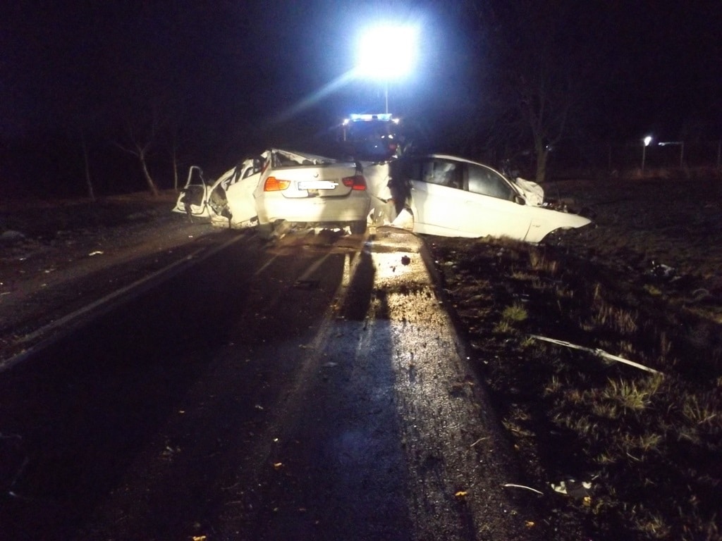 Kierujący BMW zjechał z drogi i uderzył w drzewo. 23-latek zginął na miejscu