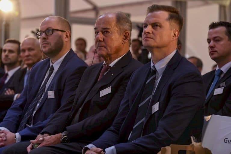Fabryka EGGER skomentowała zarzuty dla burmistrza Kozłowskiego
