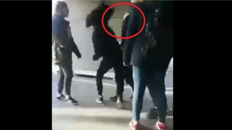 Gimnazjalistki pobiły chłopaka. Nagranie trafiło do sieci