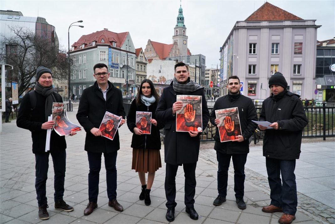 Forum Młodych PiS w Olsztynie rozdawało plakaty z okazji rocznicy powstania Armii Krajowej