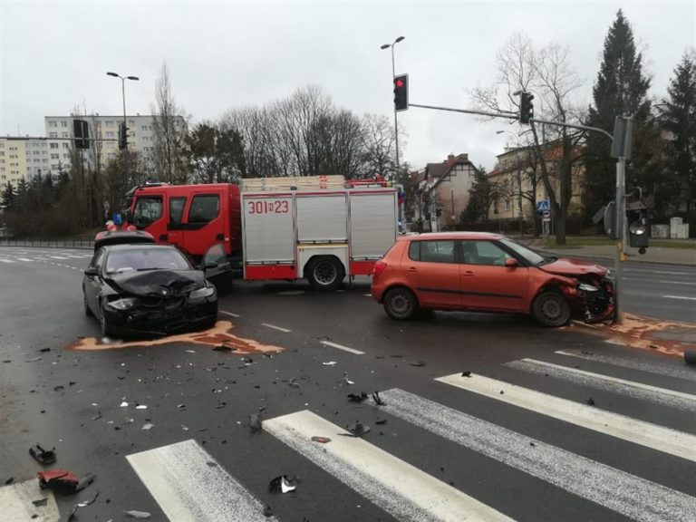 61-latka wjechała Skodą w BMW na al. Warszawskiej