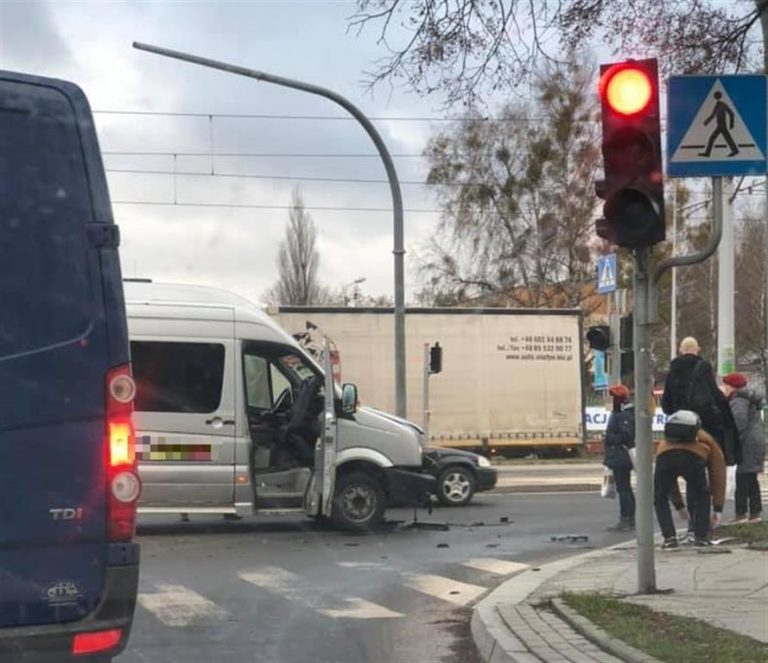 Volvo wjechało w busa osobowego na ul. Towarowej