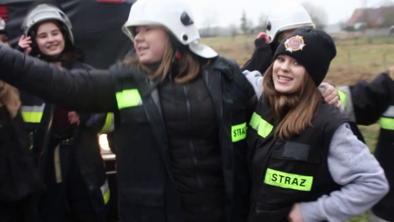 OSP i dziewczyny z podstaw&oacute;wki przerabiają hitową piosenkę Ronniego Ferrari