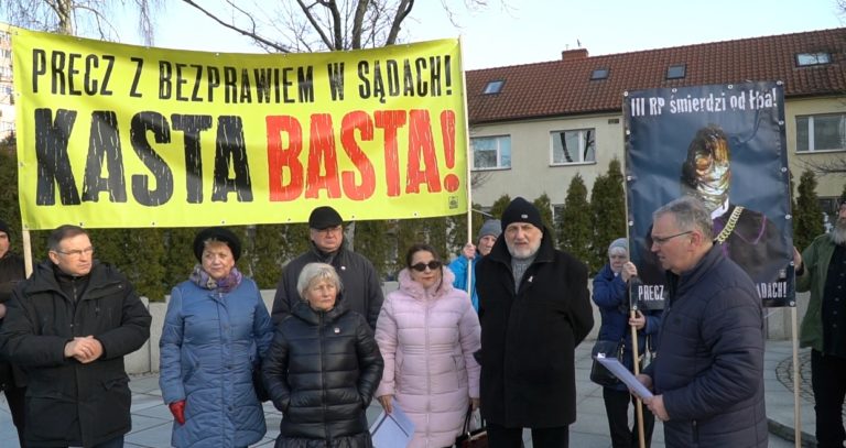 &bdquo;Kasta basta!&rdquo;. Pikieta poparcia dla prezesa olsztyńskiego sądu Macieja Nawackiego
