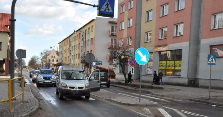 78-latek potrącił 92-letnią kobietę na pasach. Najprawdopodobniej jej nie zauważył