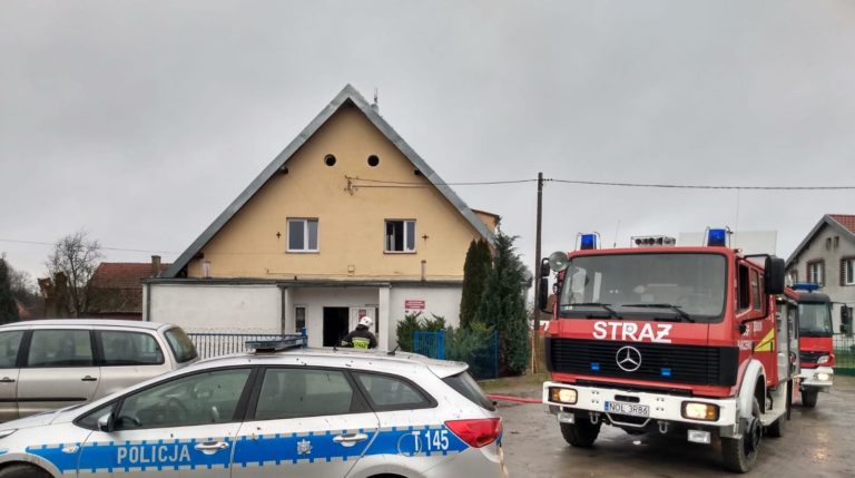 Pożar dachu szkoły. Ewakuowano uczni&oacute;w