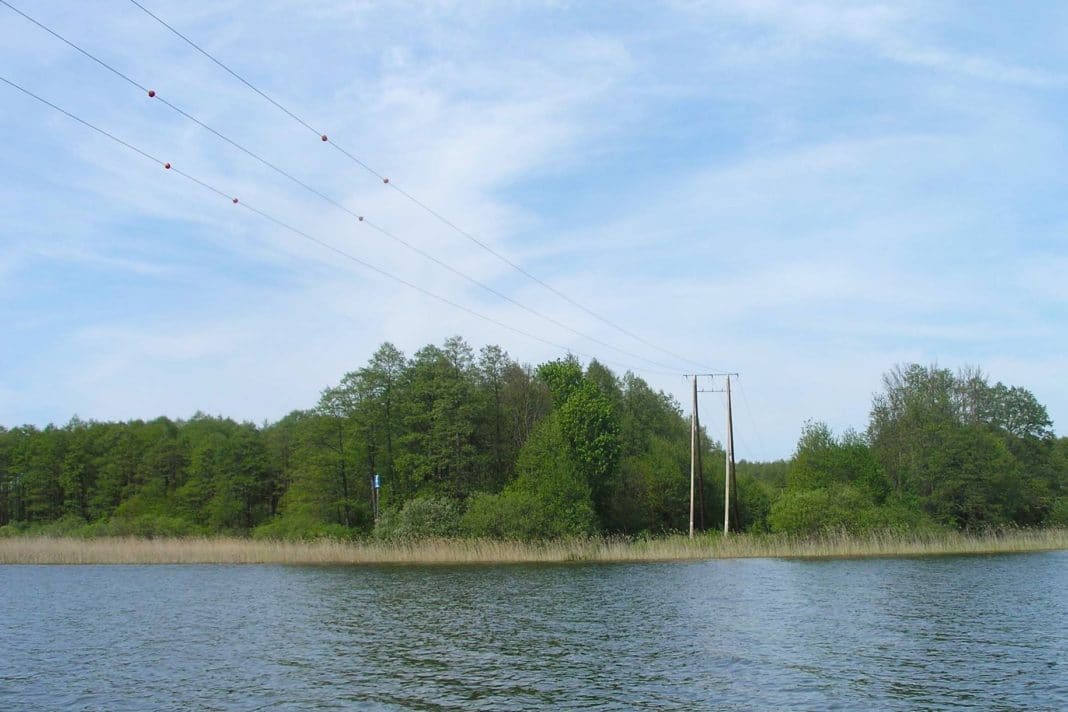 Linia energetyczna pod dnem między jeziorami Płaskie i Jeziorak