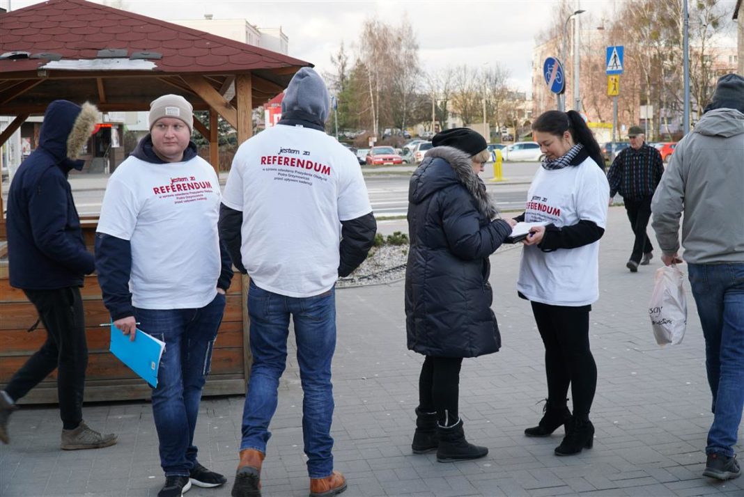 Całymi rodzinami podchodzą złożyć podpisy za referendum. „Olsztyn to martwe miasto”