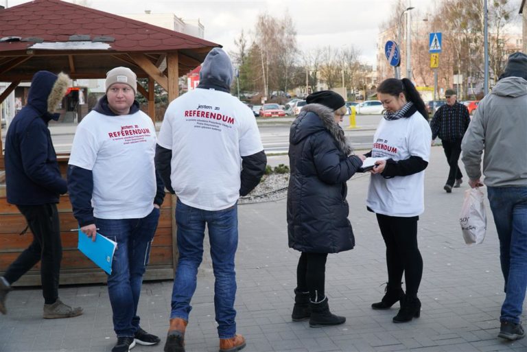 Całymi rodzinami podchodzą złożyć podpisy za referendum. &bdquo;Olsztyn to martwe miasto&rdquo;
