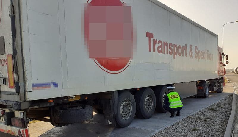 Rosyjska ciężarówka bez sprawnych hamulców pędziła drogą ekspresową