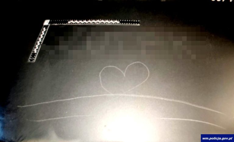 Ukochanej śrubokrętem wyrył na masce serce i przebił opony. Okazało się, że to auto jej matki