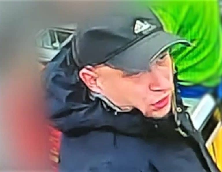 Nie miał wstydu i zrobił to przy kasie w Biedronce. Teraz pożałuje, bo opublikowano nagranie