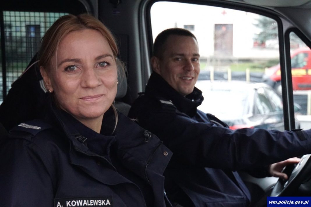 Policjanci z Olsztyna narażając własne życie wyciągnęli niepełnosprawnego z płonącego busa