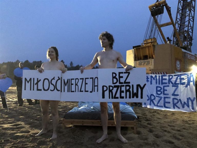 Golasy protestowały w miejscu przekopu Mierzei Wiślanej