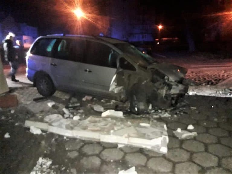 17-latka bez wyobraźni wjechała autem rodzic&oacute;w w budynek mieszkalny