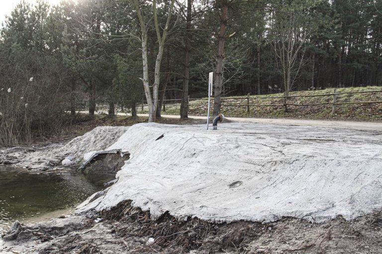 Plaża nad olsztyńskim jeziorem zalana betonem