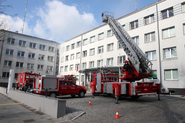 Ewakuacja Komendy Wojew&oacute;dzkiej Policji w Olsztynie