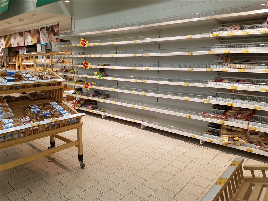 Obiekty handlowe będą zamknięte? Wielkie kolejki do kas i puste półki w sklepach w Olsztynie