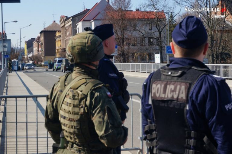 Mieszkaniec Olsztyna wybrał się wpław przez rzekę do Czech. Przejście graniczne na moście było otwarte