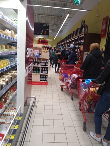Obiekty handlowe będą zamknięte? Wielkie kolejki do kas i puste półki w sklepach w Olsztynie