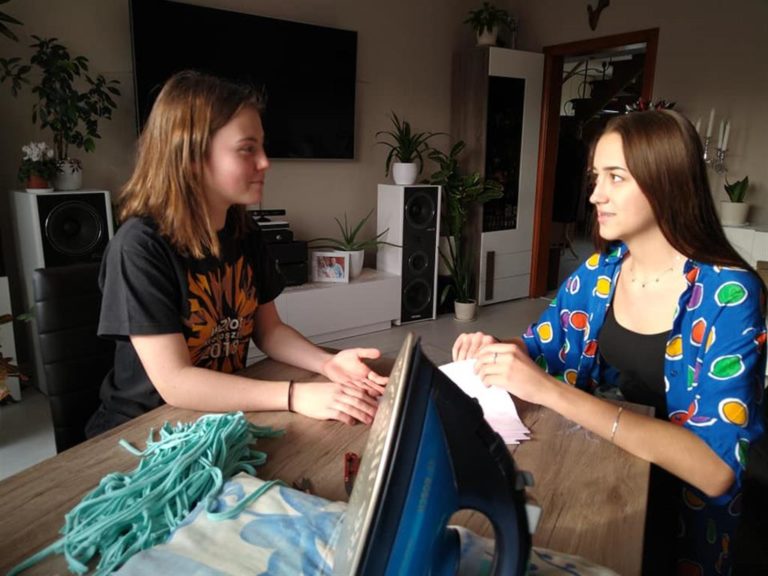 Harcerki i harcerze ZHP szyją maseczki