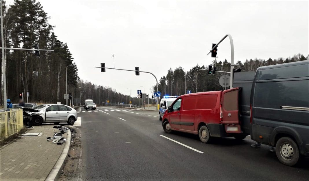 Nowe skrzyżowanie ze światłami na wjeździe do Olsztyna i już poważna kolizja