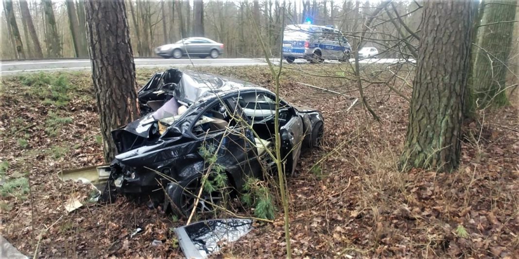 BMW pod Olsztynem uderzyło w drzewo. Dwie osoby trafiły do szpitala