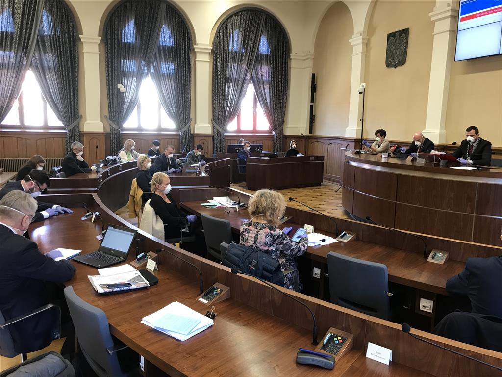 W cieniu COVID-19 wzrasta zadłużenie Olsztyna? Sesja Rady Miasta w maskach ochronnych