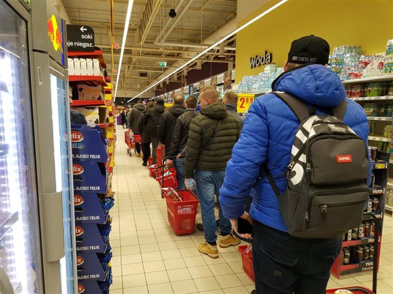Obiekty handlowe będą zamknięte? Wielkie kolejki do kas i puste półki w sklepach w Olsztynie