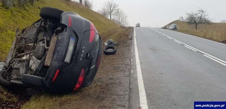 Czołowe zderzenie aut. Trzy osoby trafiły do szpitala