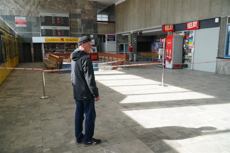 Koronawirus na dworcu w Olsztynie? Pasażerka zabrana przez karetkę do Ostr&oacute;dy