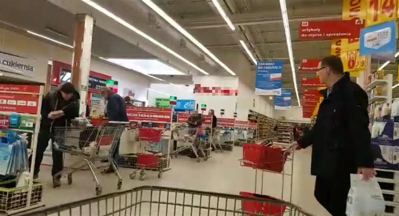 Prezydent Olsztyna Piotr Grzymowicz na zakupach w supermarkecie