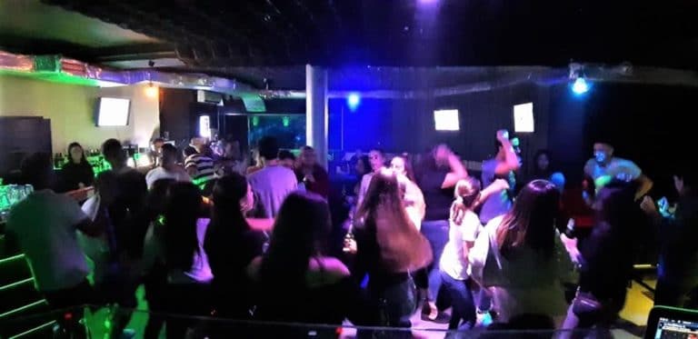 Afera? Wszyscy odwołują imprezy, ale nie ten klub w Olsztynie. Na wejściu będą mierzyć ci temperaturę