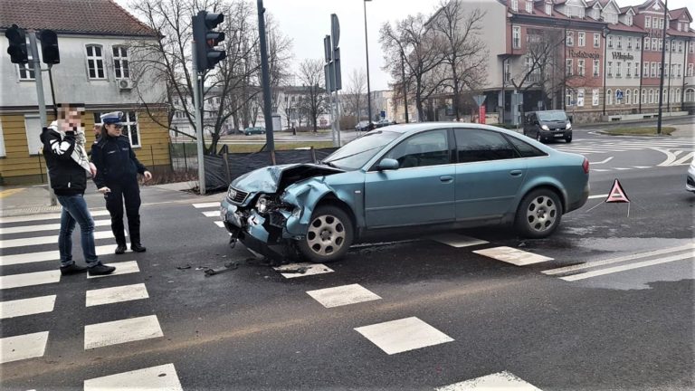 Audi A6 najechało na Audi A3. Obydwie kierujące były trzeźwe