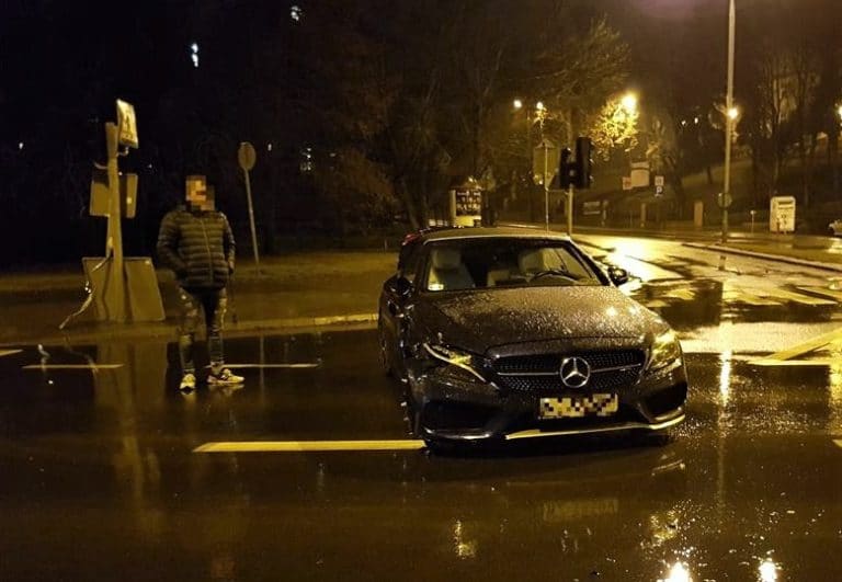 Ekskluzywnym mercedesem młody mężczyzna staranował trzy znaki drogowe pod szpitalem