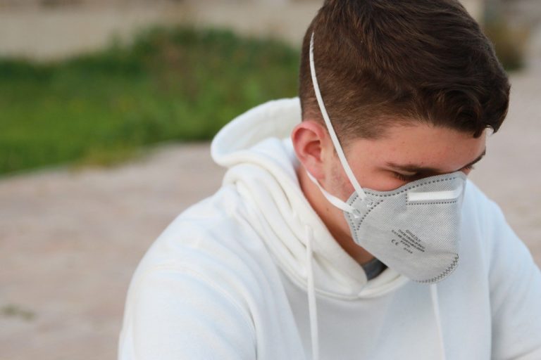 Blisko 1/4 zakażeń koronawirusem w Polsce to osoby poniżej 30. roku życia