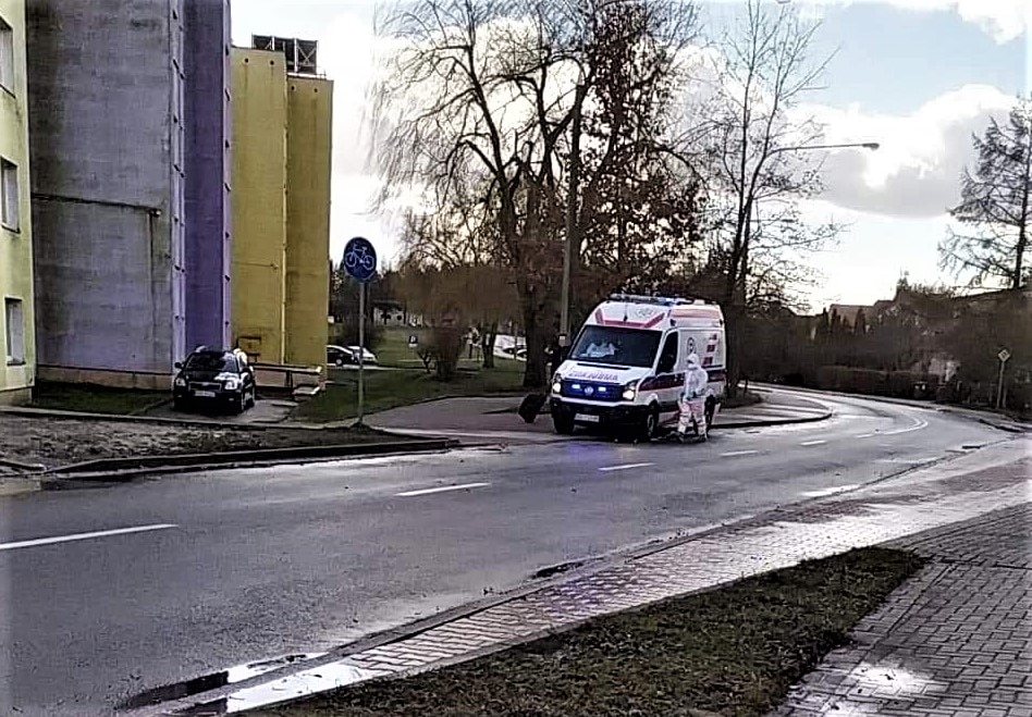 Panika w Kortowie. Do akademika przyjechała karetka z ratownikami w maskach i kombinezonach