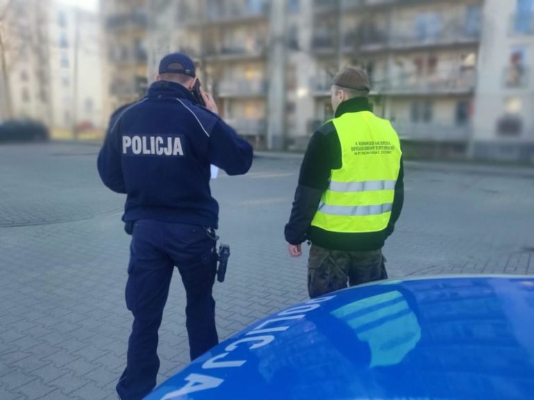 Olsztyńska policja już z wojskiem kontroluje osoby na kwarantannie. Jest ich w Olsztynie p&oacute;ł tysiąca