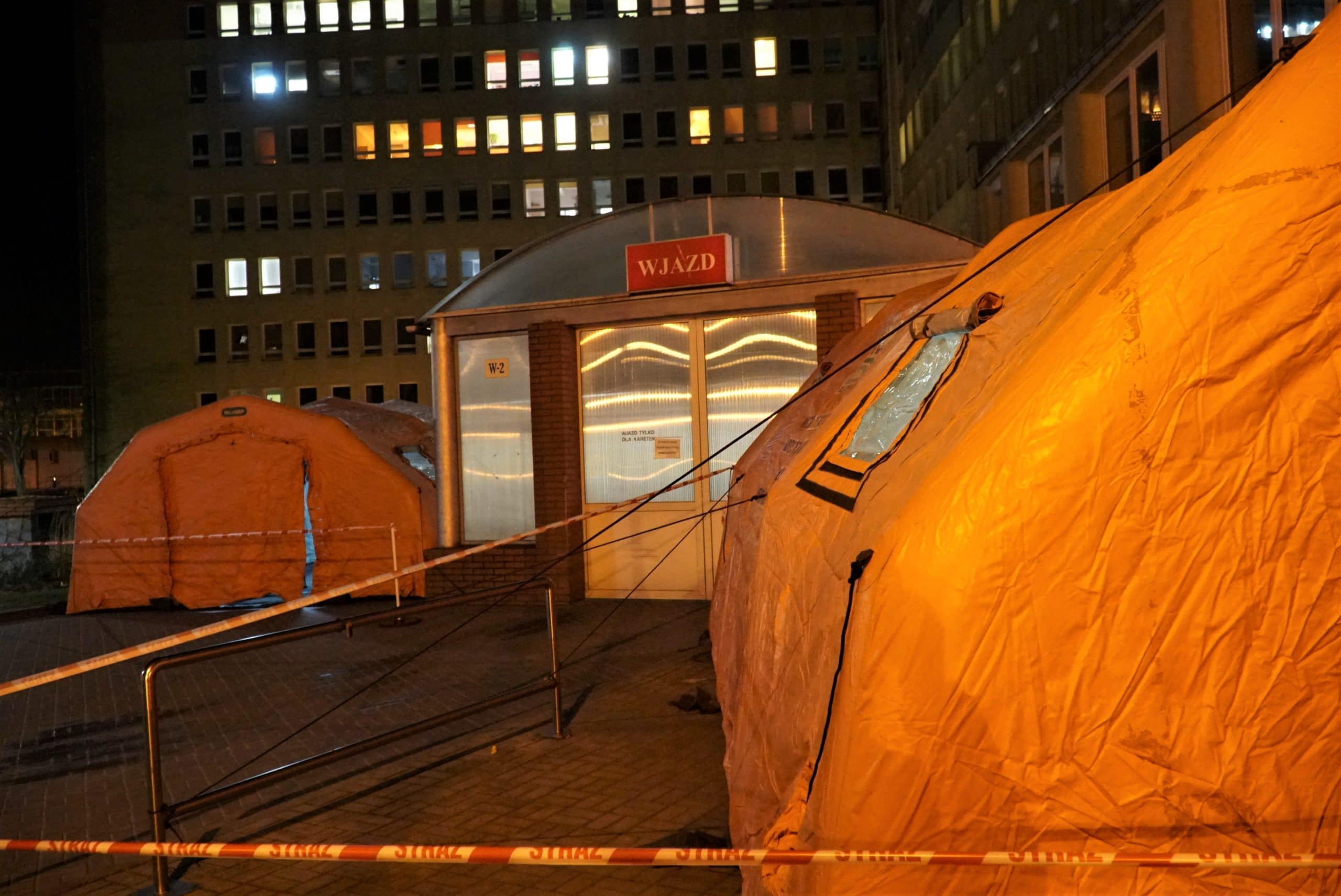 W nocy rozstawili namioty Zarządzania Kryzysowego pod szpitalem wojewódzkim w Olsztynie