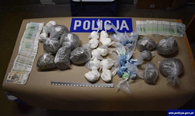 Zabezpieczono blisko 3 kg narkotyk&oacute;w: marihuany, amfetaminy i tabletek extasy.