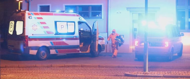 PILNE! Pacjentka oddaliła się z terenu szpitala w Ostr&oacute;dzie. Są tam 4 zakażone osoby