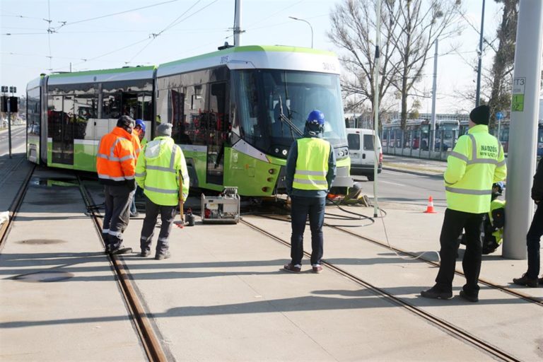 Wykoleił się nowy turecki tramwaj. Dopiero co przyjechał do Olsztyna
