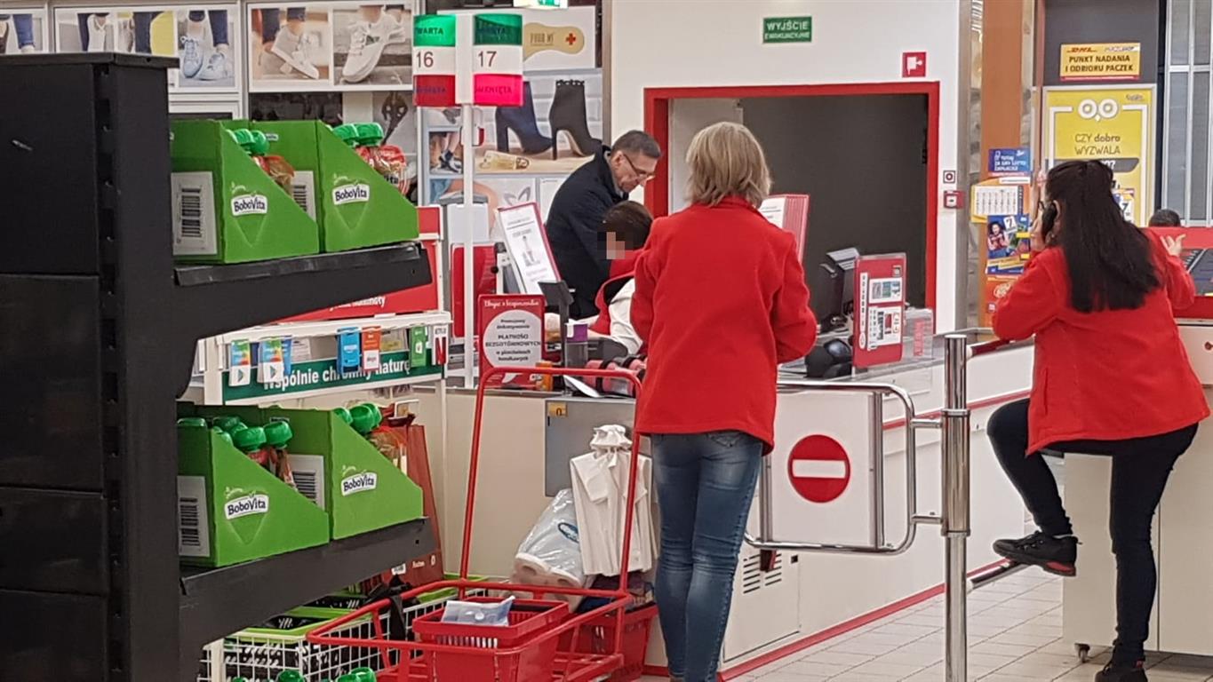 Prezydent Olsztyna Piotr Grzymowicz na zakupach w supermarkecie