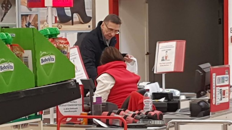 Prezydent Olsztyna Piotr Grzymowicz na zakupach w supermarkecie