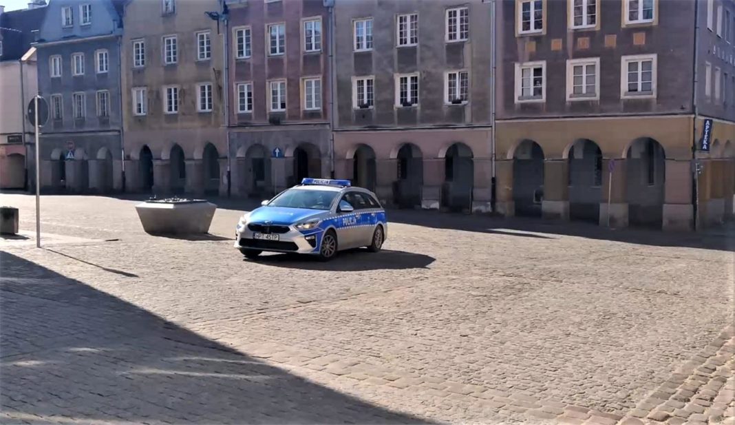 Policja jeździ po Olsztynie i puszcza komunikat przez głośniki do mieszkańców