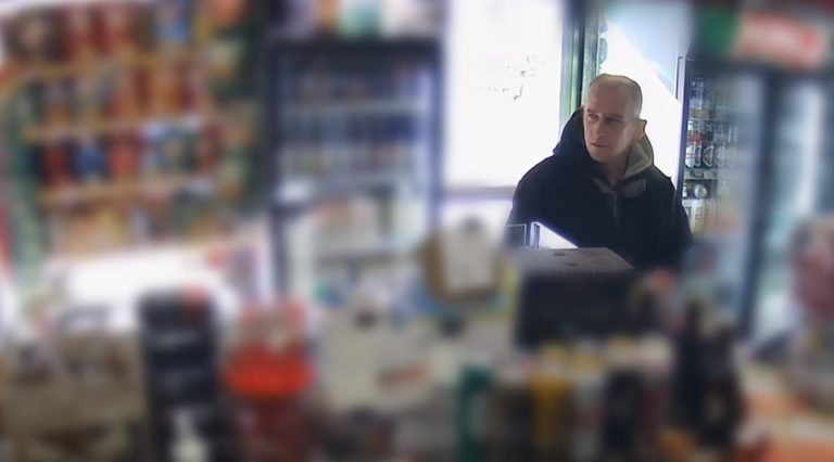 Oglądając nagranie od razu widać, że coś knuje. Czy słusznie jest ścigany przez policję?
