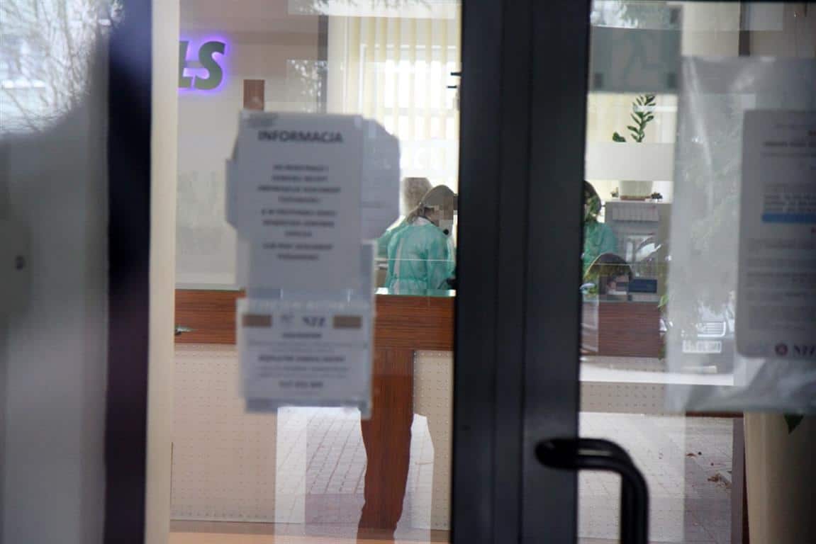 Kolejna przychodnia zamknięta! Pacjentka z podejrzeniem koronawirusa zabrana karetką do Ostródy