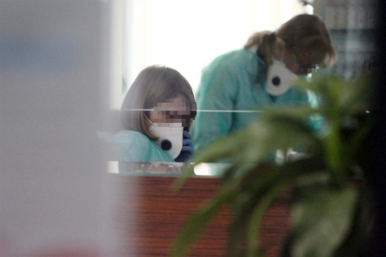 Kolejna przychodnia zamknięta! Pacjentka z podejrzeniem koronawirusa zabrana karetką do Ostr&oacute;dy